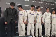二位在一起吧!LGD两位教练群访合照环节紧紧握住彼此 二位在一起吧!LGD两位教练群访合照环节紧紧握住彼此