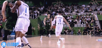 😏没那么容易！周琦篮下大帽法尔&后者被帽翻